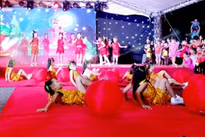 Con em cán bộ, người lao động Formosa háo hức phá cỗ trung thu