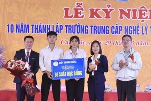 Formosa Hà Tĩnh tặng quà cho học sinh trường nghề.