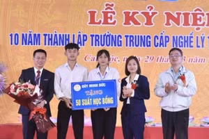 Formosa Hà Tĩnh tặng quà cho học sinh trường nghề.