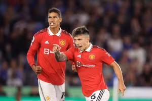 Ten Hag muốn sớm tái ngộ bộ đôi trung vệ của mình.