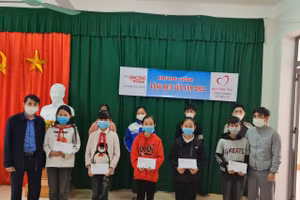 Báo GD&TĐ, tập đoàn Vingroup trao quà Tết cho học sinh nghèo miền núi Hà Tĩnh