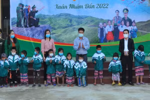 Chương trình “Bản xa không lạnh” đến với học sinh người Chứt ở Bản Rào Tre