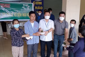 Báo GD&TĐ tặng 200 suất cơm miễn phí cho bệnh nhân nghèo tại Bệnh viện Đa khoa Hà Tĩnh và Bệnh viện Tâm thần Hà Tĩnh.