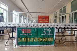 Báo GD&TĐ tiếp tục trao 200 suất ăn miễn phí đến bệnh nhân khó khăn