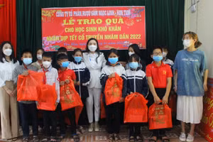 Mang Tết đến học sinh vùng bãi ngang Hà Tĩnh