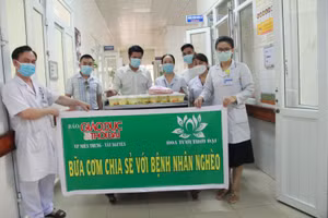 Hà Tĩnh: Ấm lòng những suất cơm miễn phí dành tặng bệnh nhân nghèo