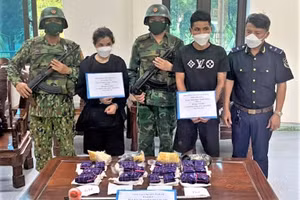 Các đối tượng cùng tang vật vụ án.