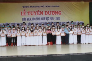 Hà Tĩnh: Trường THPT Cẩm Bình tuyên dương giáo viên, học sinh thành tích cao