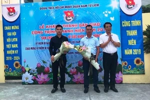 Lãnh đạo phường Phương Canh tặng hoa cho các đơn vị tài trợ công trình “Sân chơi thiếu nhi – Vì sức khỏe cộng đồng” năm 2019 