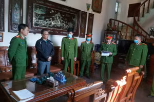 Phạm Xuân Thảo (áo đen) bị cơ quan chức năng bắt tạm giam.