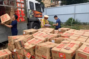 Lực lượng chức năng tiến hành kiểm tra số hàng hóa trên xe.