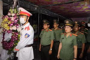 Đảng ủy Ban Giám đốc Công an tỉnh Đồng Tháp đến viếng và chia buồn cùng gia đình Đại úy Hồ Tấn Dương.