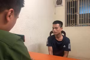 Đối tượng Đỗ Văn Toàn làm việc với cơ quan công an.