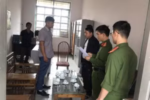 Cơ quan công an thi hành các quyết định tố tụng với nguyên Phó Giám đốc Văn phòng đăng ký đất đai huyện Thạch An Nông Văn Hoành.