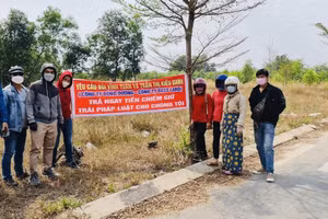 Khách hàng căng băng rôn yêu cầu ông Bùi Vĩnh Tuấn trả lại tiền.