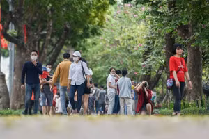 Việc kéo dài thời gian hoạt động của các không gian đi bộ trên địa bàn quận Hoàn Kiếm sẽ tạo thêm không gian vui chơi, sinh hoạt cộng đồng cho nhân dân Thủ đô, du khách trong và ngoài nước dịp nghỉ lễ Quốc khánh. Ảnh minh họa.