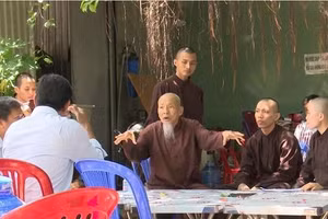 Bị can Lê Tùng Vân trong một lần làm việc với cơ quan chức năng.