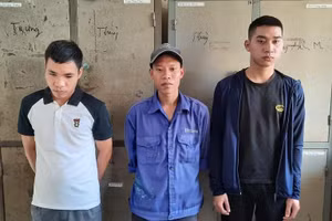 Các đối tượng Quang, Tùng, Tuyền (theo thứ tự từ trái qua phải) tại cơ quan công an.