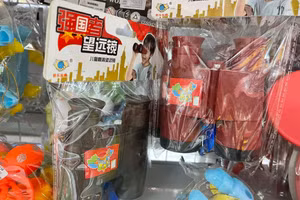 Đồ chơi có in hình "đường lưỡi bò" được bày bán tại cửa hàng.