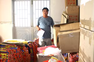 Huỳnh Tấn Phát cùng số hương thành phẩm đã được đóng thùng. 