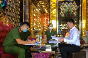 Cơ quan chức năng tiến hành làm việc với các chủ cơ sở kinh doanh karaoke.