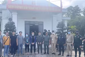 Công an Đồng Nai phối hợp Cục Cảnh sát hình sự và Cảnh sát Hoàng gia Campuchia tiếp nhận các đối tượng trong đường dây mua bán người.