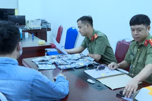 Cơ quan chức năng tiến hành kiểm tra tang vật bị thu giữ.