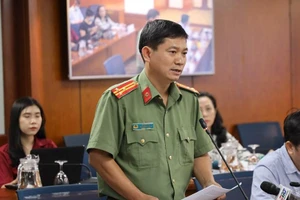 Thượng tá Lê Mạnh Hà, Phó trưởng Phòng Tham mưu, Công an TP. Hồ Chí Minh phát biểu tại họp báo.