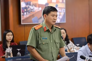 Thượng tá Lê Mạnh Hà, Phó trưởng Phòng Tham mưu, Công an TP. Hồ Chí Minh phát biểu tại họp báo.