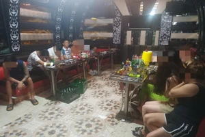 Cơ quan chức năng kiểm tra hoạt động của quán karaoke chứa mại dâm.