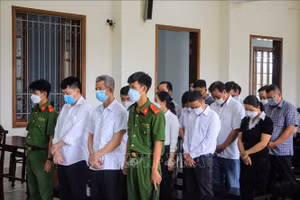 Các bị cáo nghe Hội đồng xét xử tuyên án. Ảnh: TTXVN