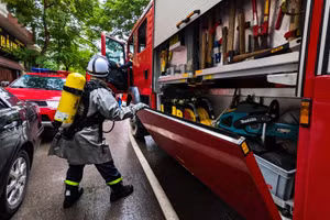 Lực lượng chức năng làm nhiệm vụ tại hiện trường vụ cháy.