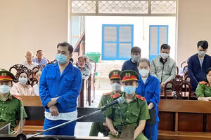 Các bị cáo tại phiên tòa xét xử.