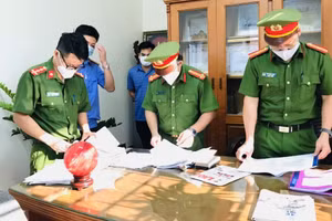 Cơ quan CSĐT Công an tỉnh Bắc Giang thi hành lệnh khám xét nơi làm việc của lãnh đạo trường Trung cấp nghề GTVT Bắc Giang.