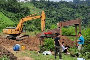 Nhóm đối tượng bị cơ quan chức năng bắt quả tang có hành vi khai thác vàng trái phép. Ảnh: Gia Hưng.