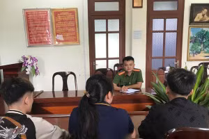 Chị D. cùng 2 người con (nạn nhân bị lừa bán sang Campuchia) làm việc với cơ quan công an.