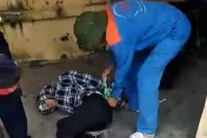 Nam đối tượng có hành vi manh động bị lực lượng bảo vệ khống chế.