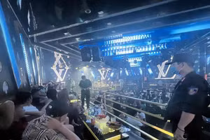 Cơ quan chức năng tiến hành kiểm tra quán bar LV Club.