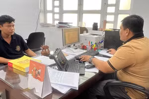 Công an làm việc với kẻ cầm đầu đường dây cá độ bóng đá - Phùng Thế Tài.