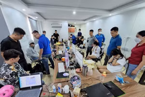 Lực lượng công an bắt giữ các đối tượng có liên quan cùng tang vật vụ án.