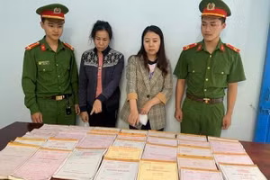 Hai đối tượng có hành vi mua bán hóa đơn trái phép bị cơ quan chức năng bắt giữ cùng tang vật của vụ án.