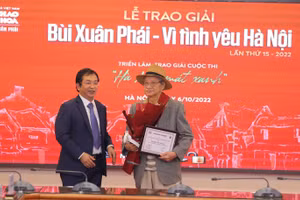 Phó Tổng giám đốc TTXVN Nguyễn Tuấn Hùng trao Giải thưởng Lớn - Vì tình yêu Hà Nội do đạo diễn Trần Văn Thủy. Ảnh: Báo Tin Tức,