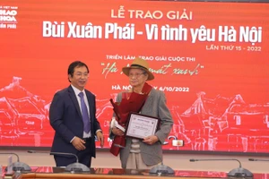 Phó Tổng giám đốc TTXVN Nguyễn Tuấn Hùng trao Giải thưởng Lớn - Vì tình yêu Hà Nội do đạo diễn Trần Văn Thủy. Ảnh: Báo Tin Tức,