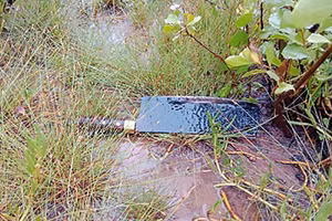 Con dao nghi vấn là hung khí của vụ án được cơ quan chức năng phát hiện tại hiện trường.