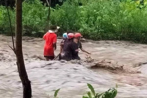 Hình ảnh các nạn nhân trước khi bị lũ cuốn. Ảnh: VOV.