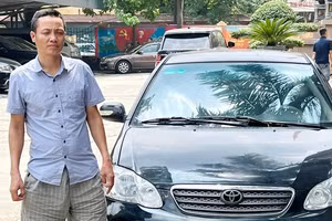 Bị can Nguyễn Văn Bình cùng chiếc xe tang vật của vụ án.