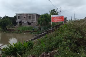 Khu vực xảy ra vụ đuối nước được chính quyền địa phương cắm biển cảnh báo.