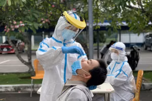 Lực lượng chức năng phòng chống dịch Covid-19.