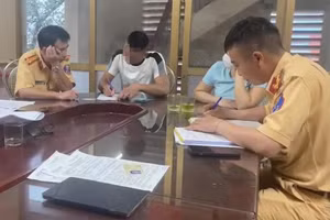 Cơ quan chức năng làm việc với các trường hợp vi phạm.