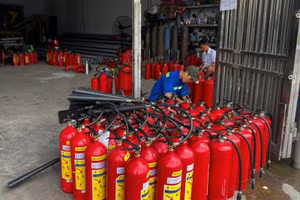 Số lượng lớn bình cứu hỏa không rõ nguồn gốc xuất xứ.